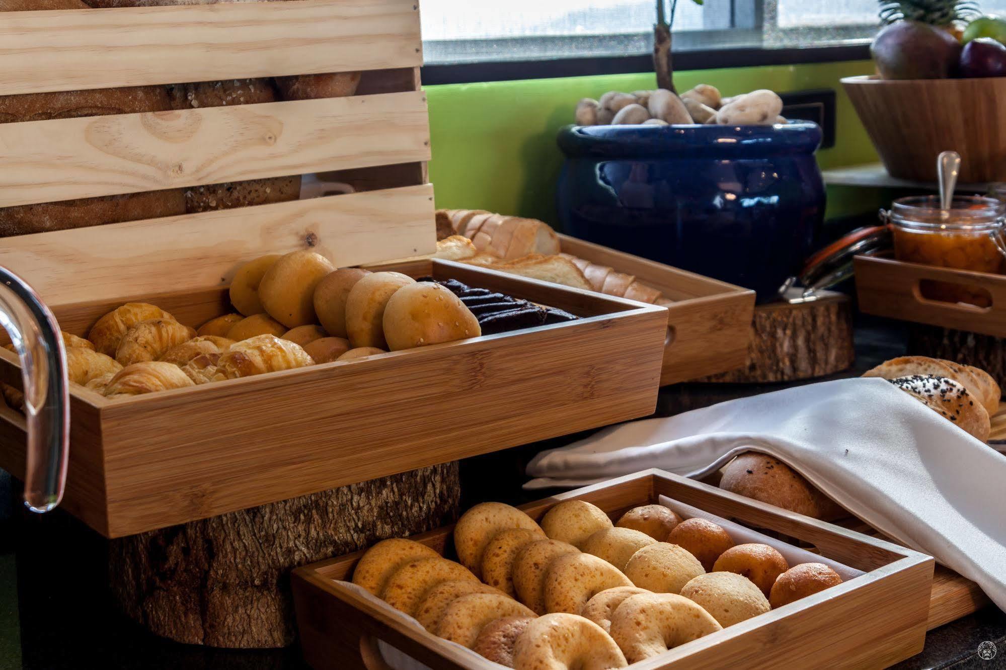 Sky Collection Lifestyle Hotel & Suites Barranquilla Barranquilla (Atlantico) Exterior foto Buns at a buffet