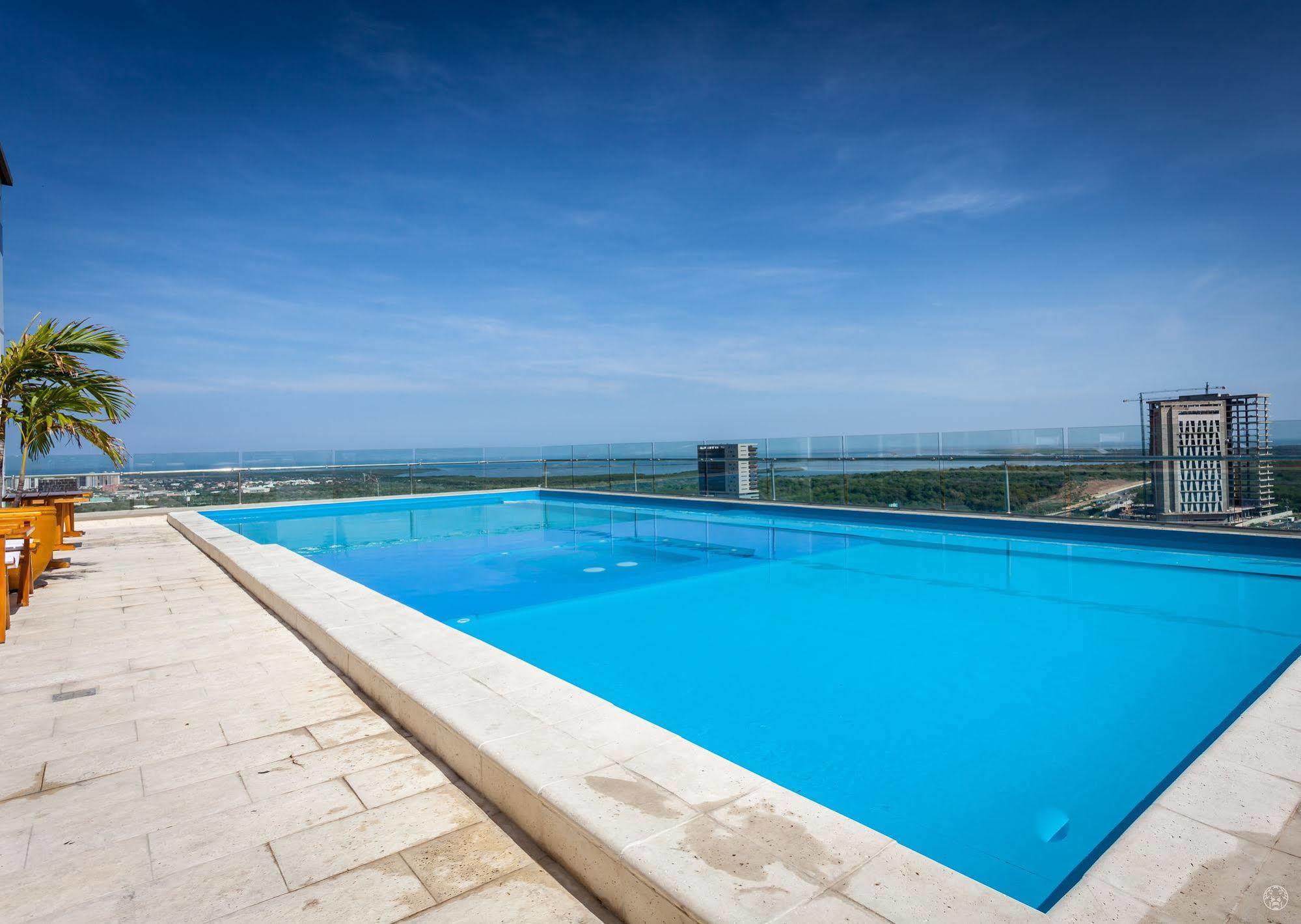 Sky Collection Lifestyle Hotel & Suites Barranquilla Barranquilla (Atlantico) Exterior foto Infinity pool at the rooftop of the hotel