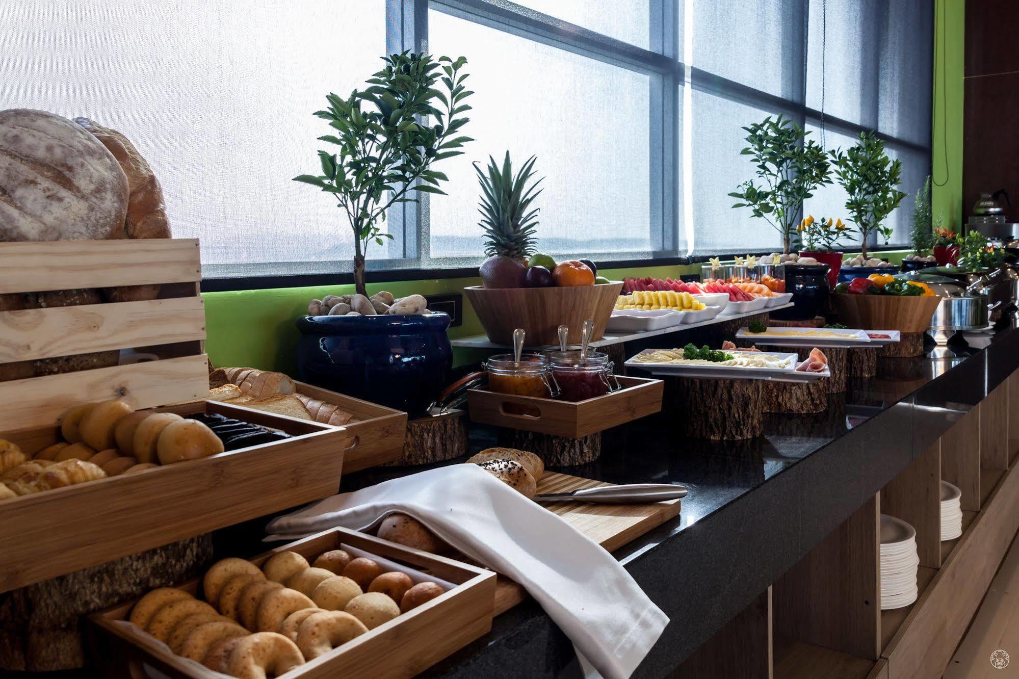 Sky Collection Lifestyle Hotel & Suites Barranquilla Barranquilla (Atlantico) Exterior foto A buffet at a hotel