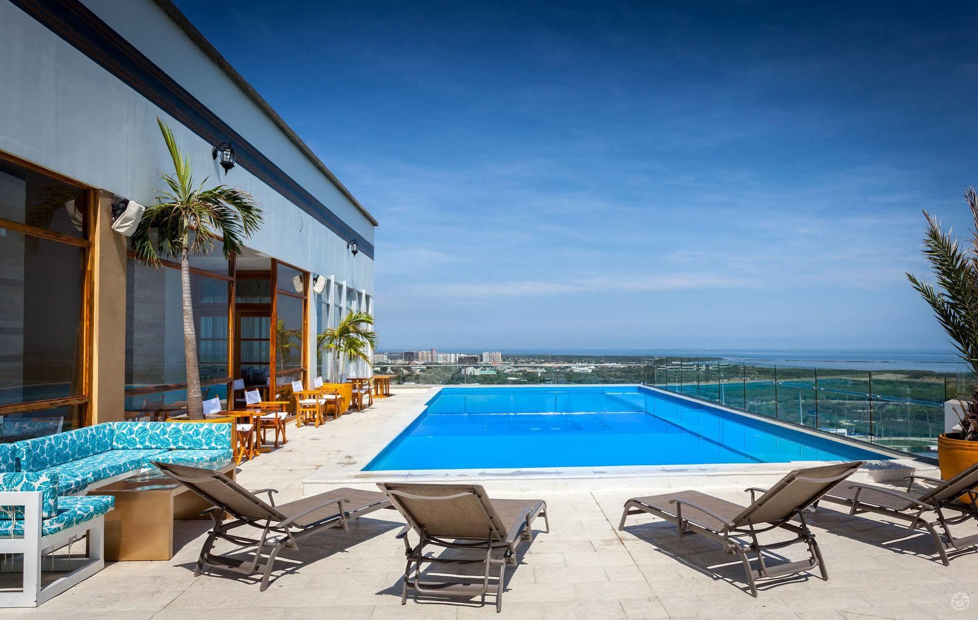Sky Collection Lifestyle Hotel & Suites Barranquilla Barranquilla (Atlantico) Exterior foto Rooftop pool at the hotel